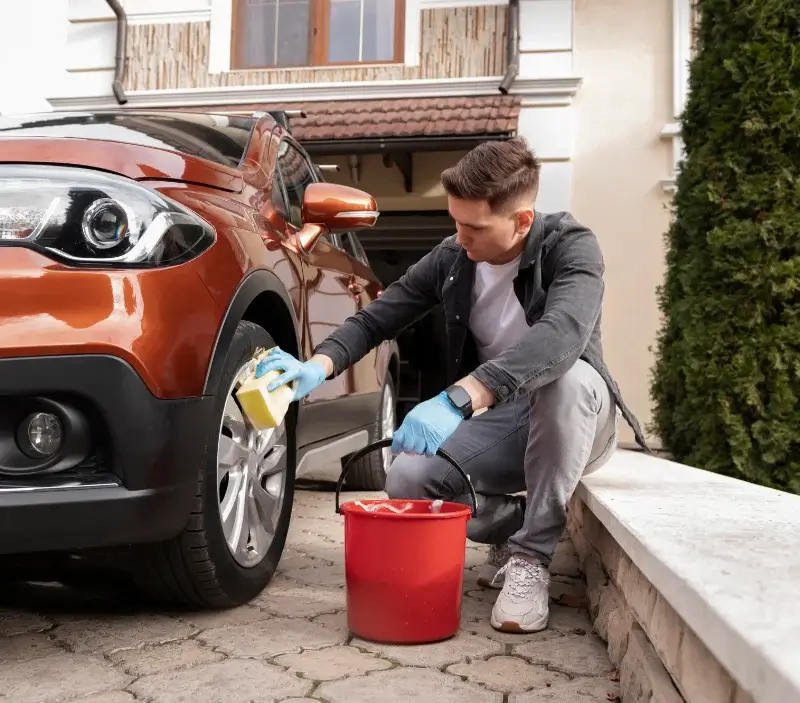 Lavage auto à domicile Dissay : professionnel intervenant sur un véhicule
